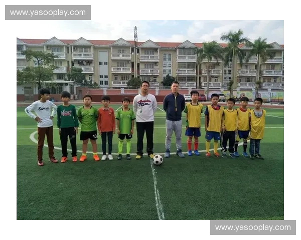 激情四溢的小学足球赛场 小小球员奋勇争先展现风采